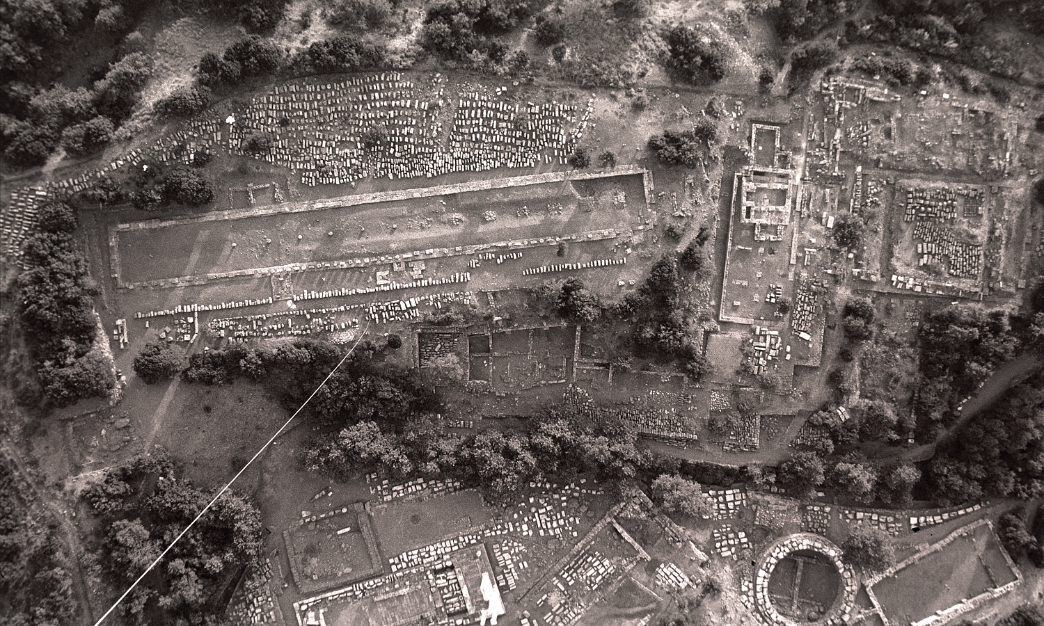 Air-view of the Sanctuary of The Great Gods; The Nike Monument is on the lower side of the image. Photo by S. Gesafidis (1996)